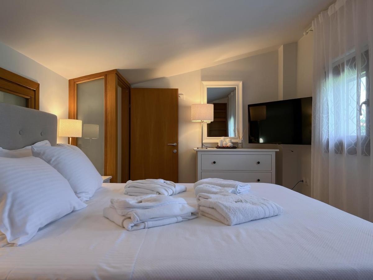 Heaven Luxury Villa Nea Roda Extérieur photo